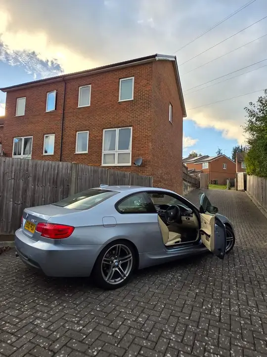 BMW 3 Series 2010 photo 3