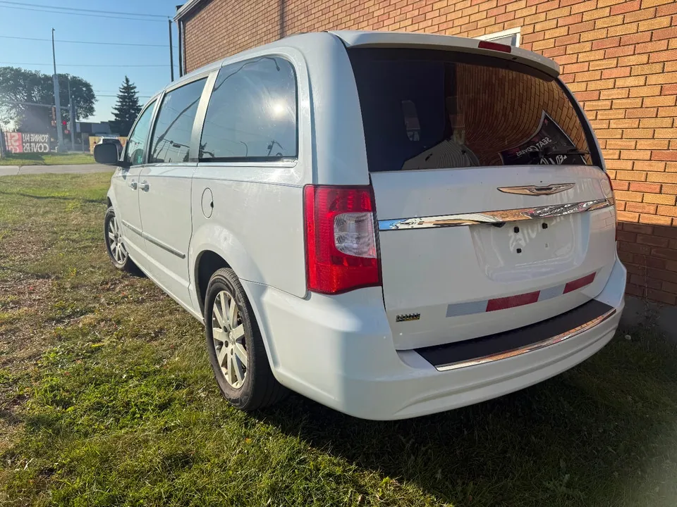 Chrysler Town & Country 2015 photo 5