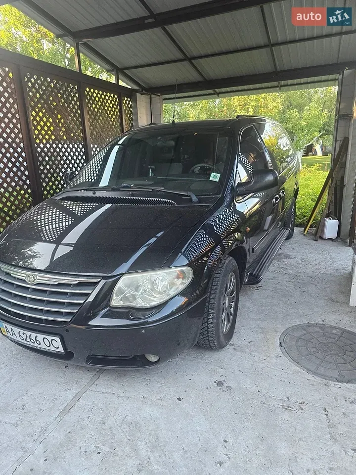 Chrysler Grand Voyager 2004 photo 2