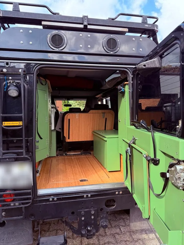 Land Rover Defender 110