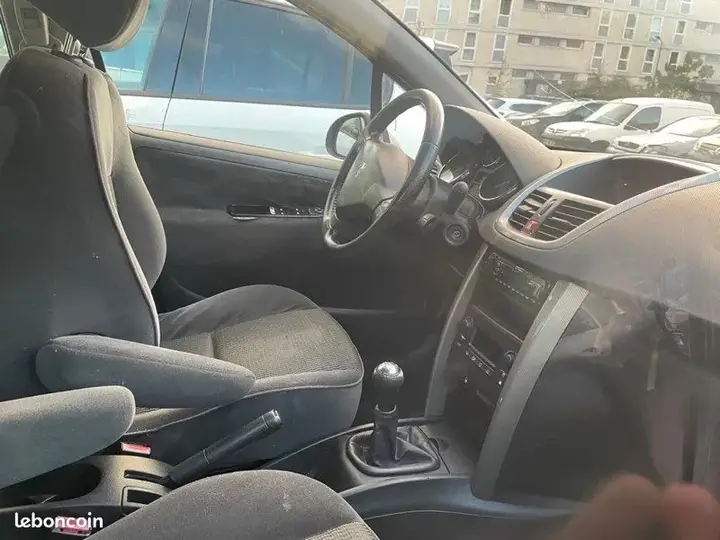 Peugeot 207 2006 photo 3