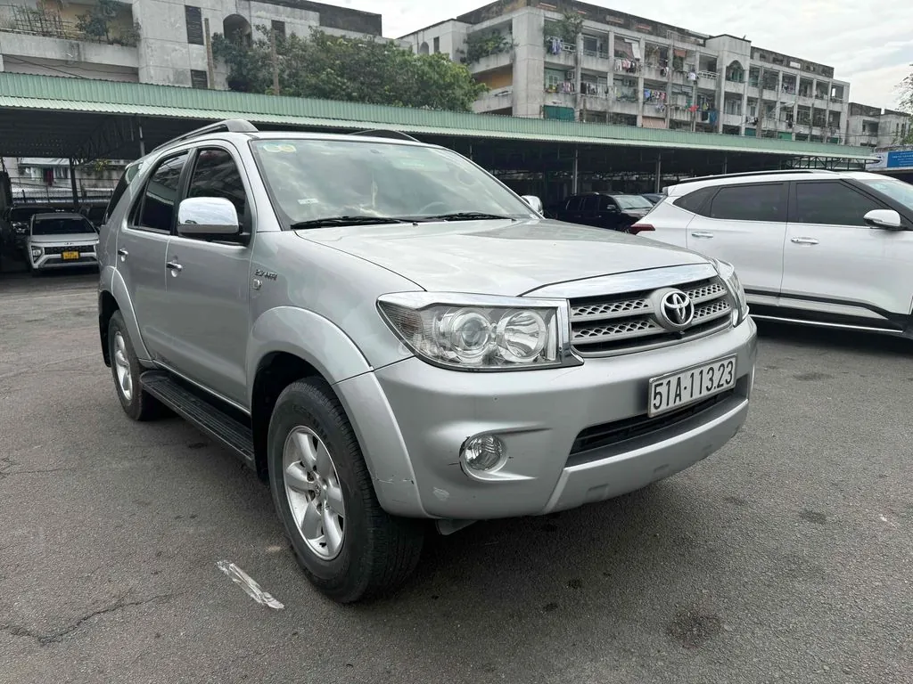 Toyota Fortuner 2011 photo 2