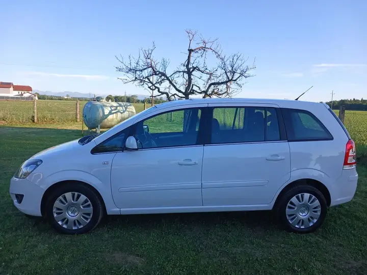 Opel Zafira 2011 photo 2