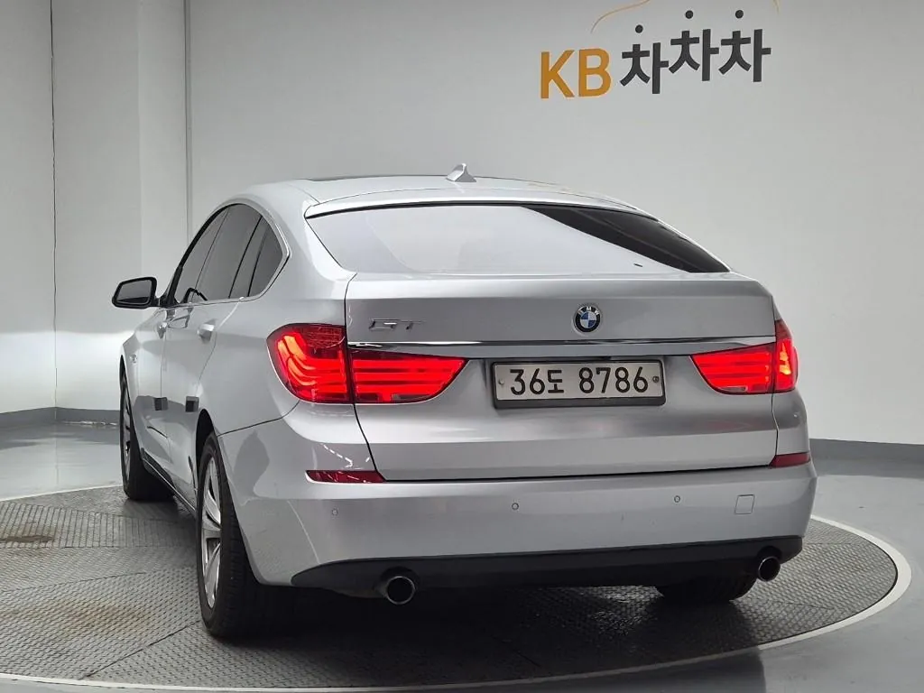 BMW 5 Series 2011 photo 2
