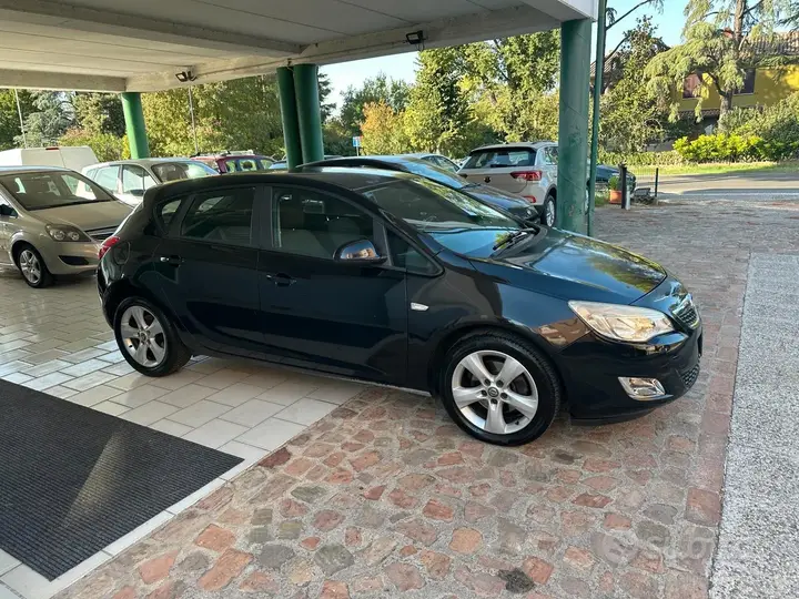 Opel Astra 2010 photo 4