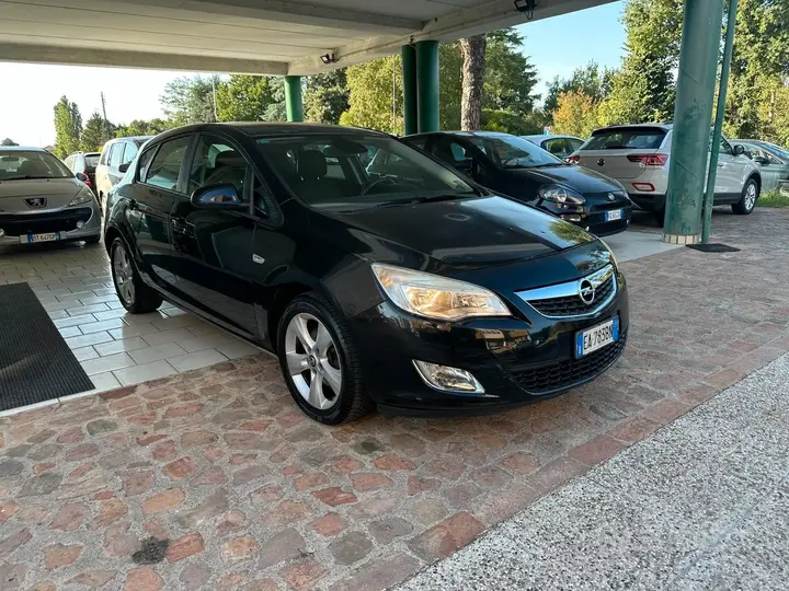 Opel Astra 2010 photo 3
