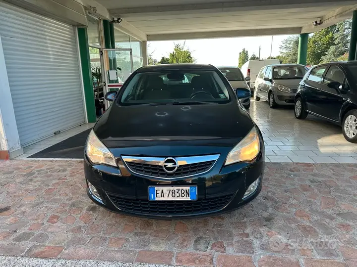 Opel Astra 2010 photo 2