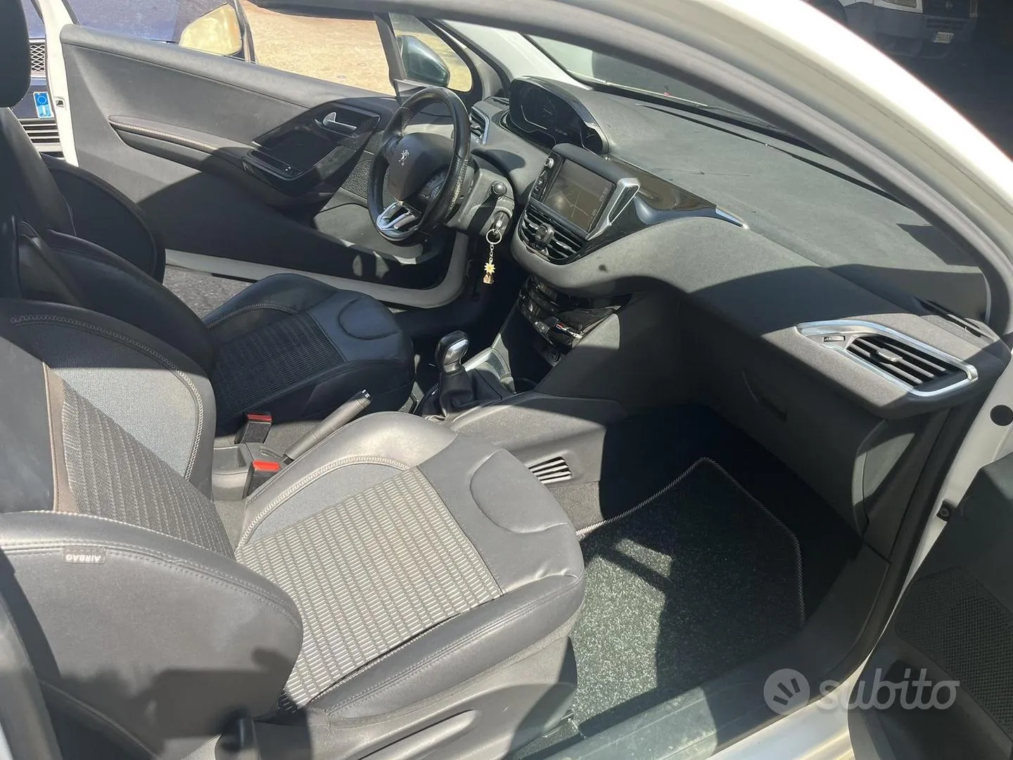 Peugeot 208 2012 photo 4
