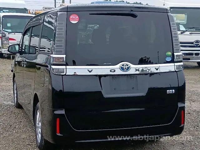 Toyota Voxy Hybrid V 2018 photo 3