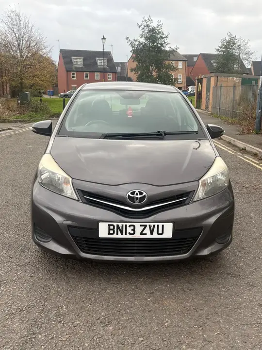 Toyota Yaris 2013 photo 2