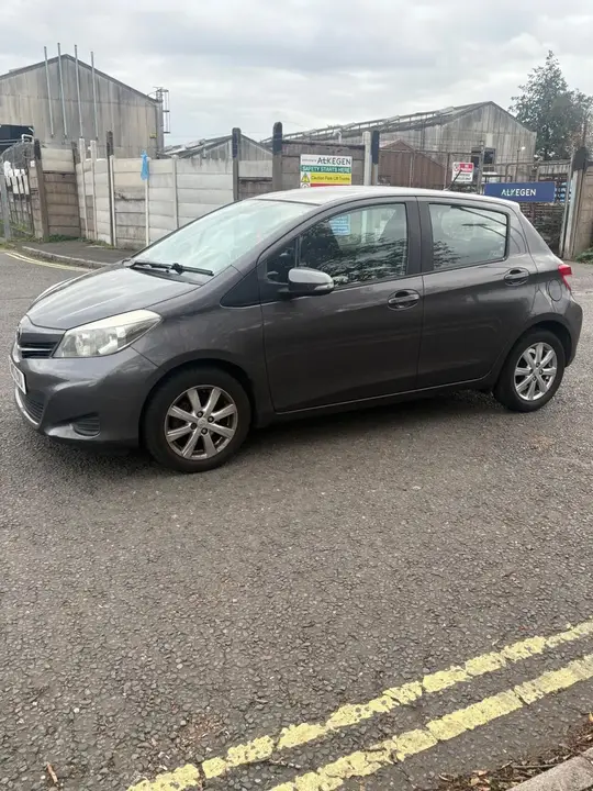 Toyota Yaris 2013 photo 4