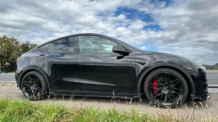 Tesla Model Y 2024 photo 2