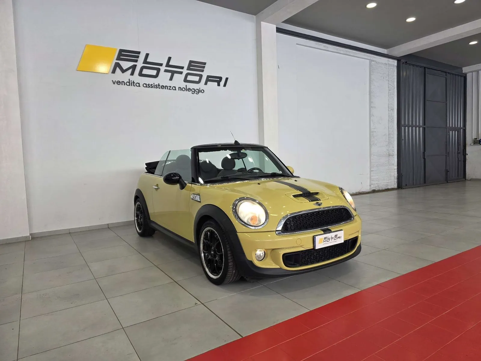 Mini Cooper S Cabrio 2010 photo 2