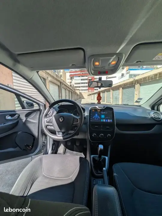 Renault Clio 2017 photo 2