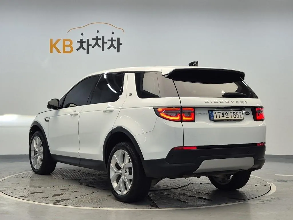Land Rover Discovery Sport 2021 photo 2