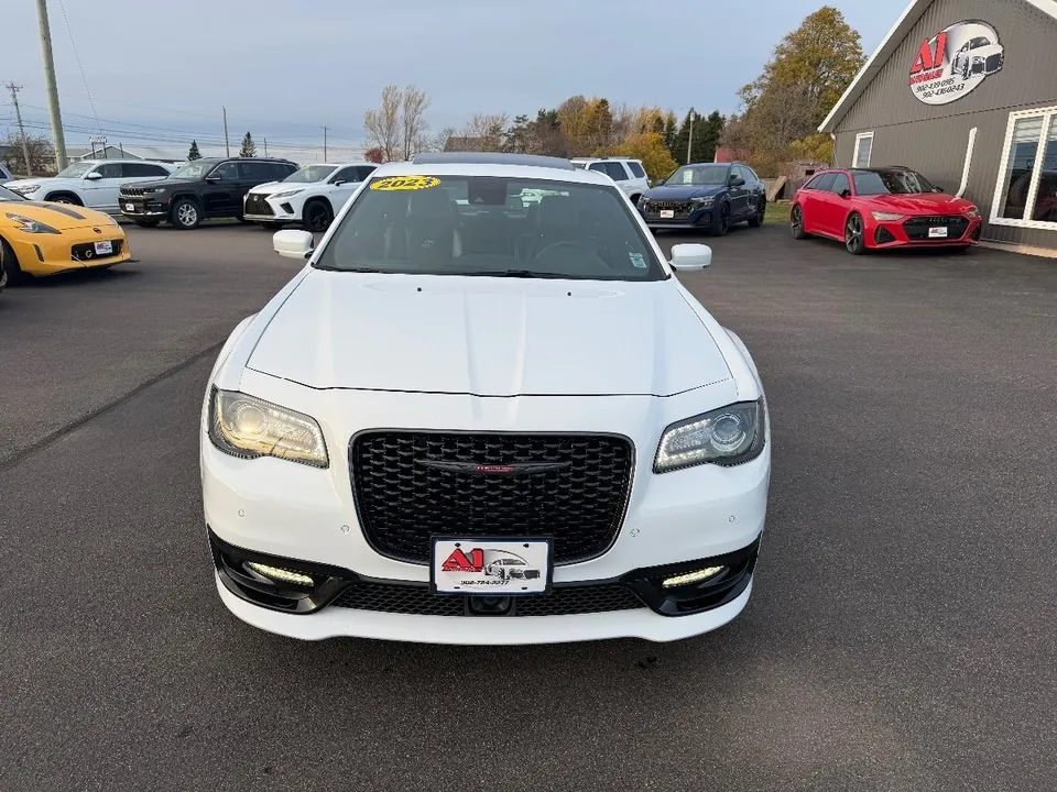 Chrysler 300 2023 photo 2