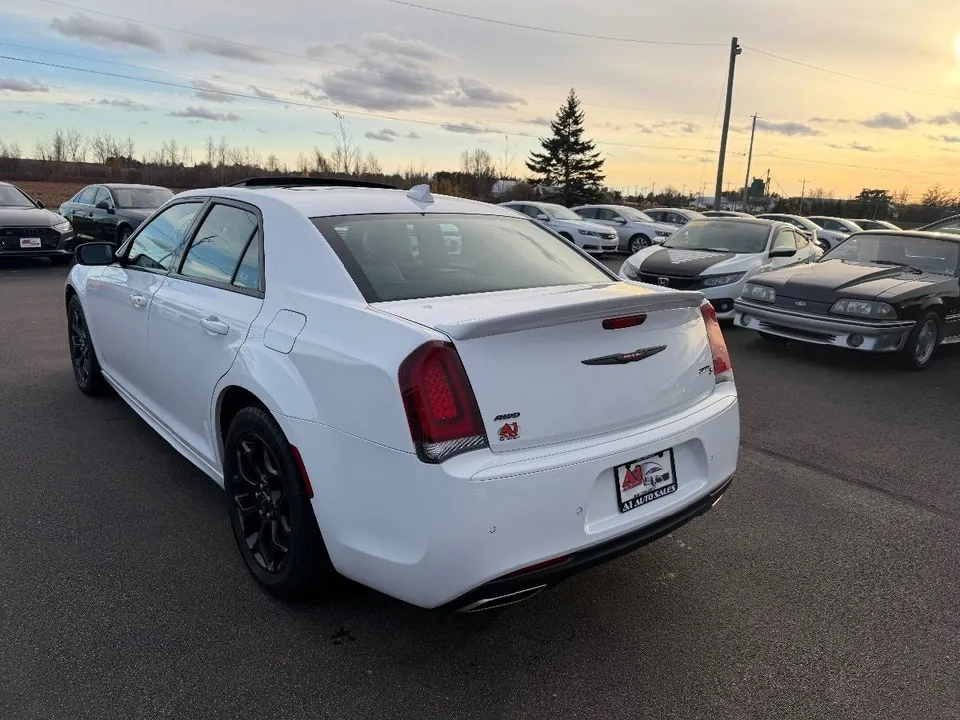 Chrysler 300 2023 photo 4