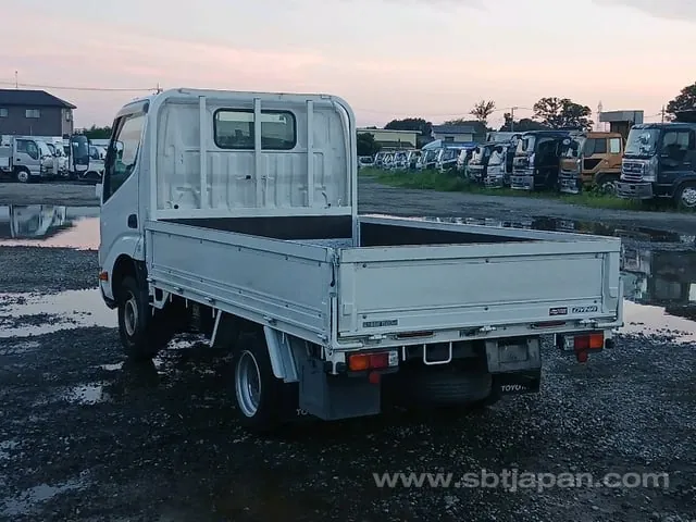 Toyota Dyna 2018 photo 3