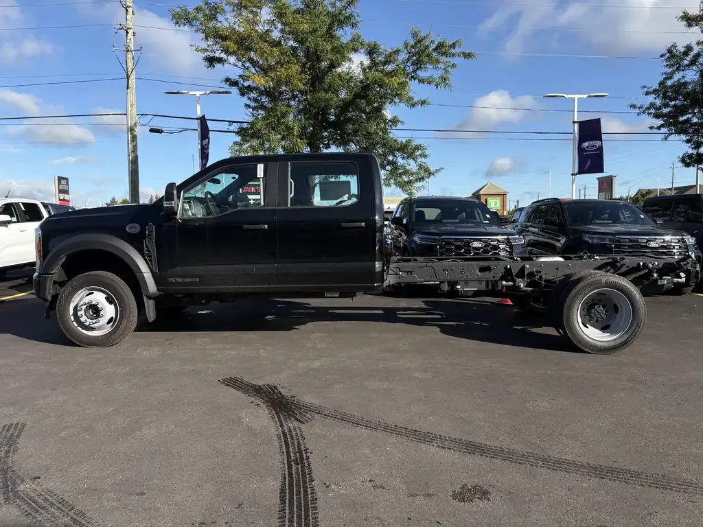 Ford F-550 Super Duty 2026 photo 3