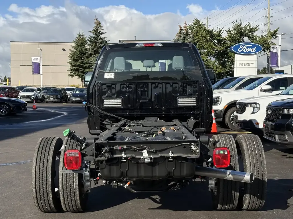 Ford F-550 Super Duty 2026 photo 4