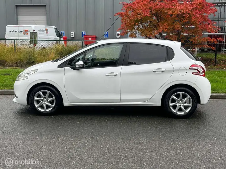 Peugeot 208 2015 photo 5