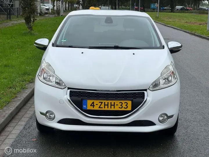 Peugeot 208 2015 photo 3