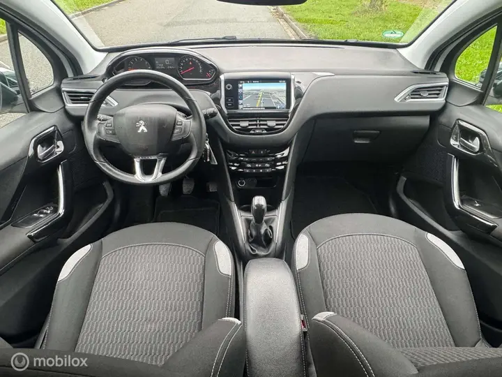 Peugeot 208 2015 photo 2