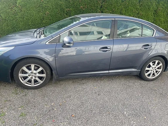 Toyota Avensis 2010 photo 2