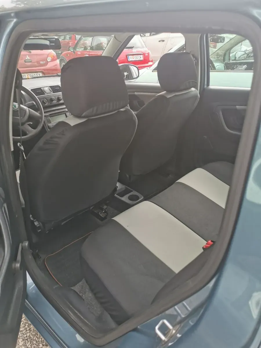 Skoda Fabia 2009 photo 2