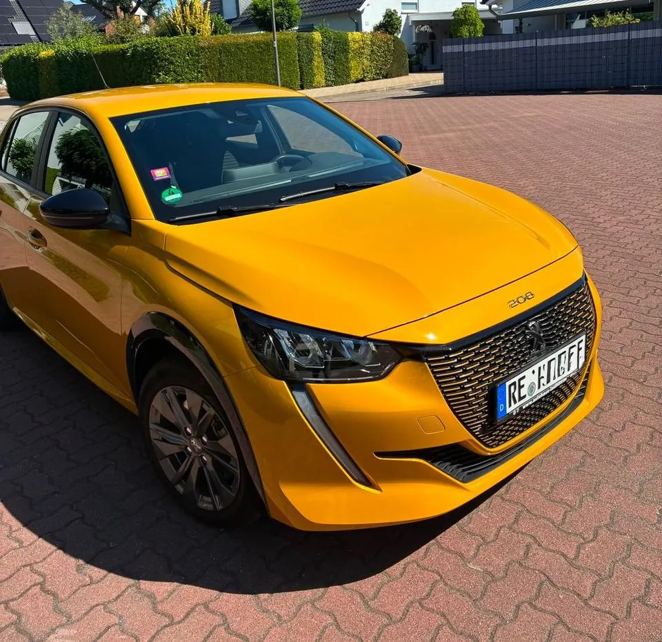 Peugeot E-208