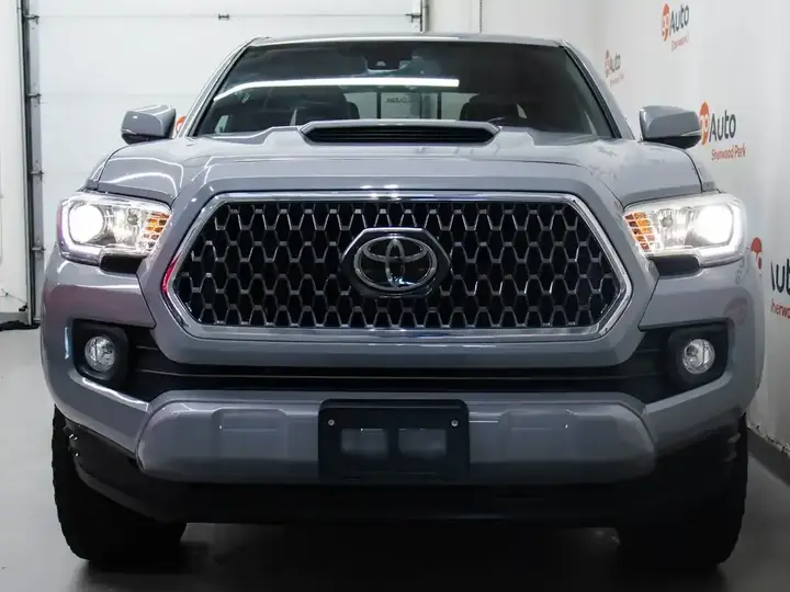 Toyota Tacoma 2018 photo 2