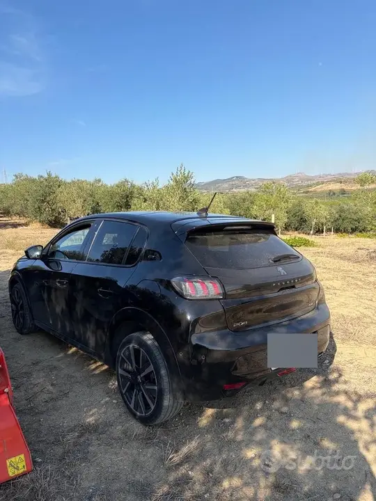 Peugeot 208 2022 photo 2