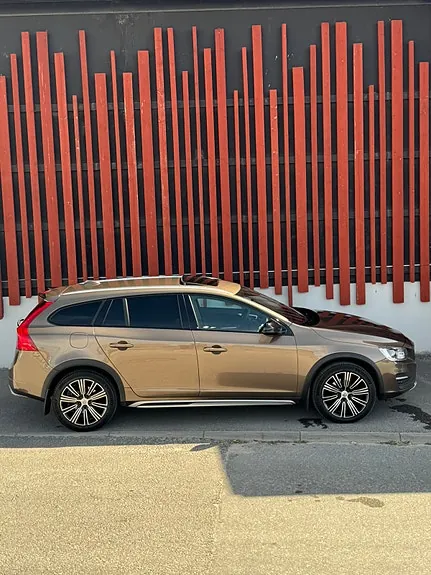 Volvo V60 Cross Country 2016 photo 2