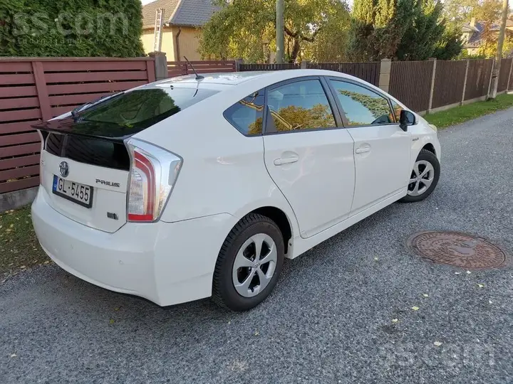 Toyota Prius 2015 photo 2