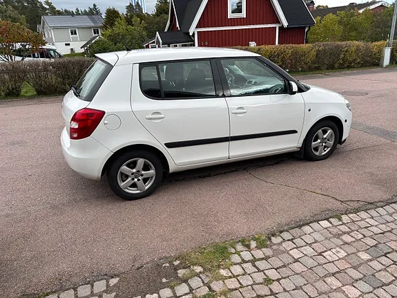 Skoda Fabia 2009 photo 2