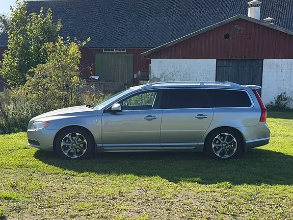Volvo V70 2012 photo 2