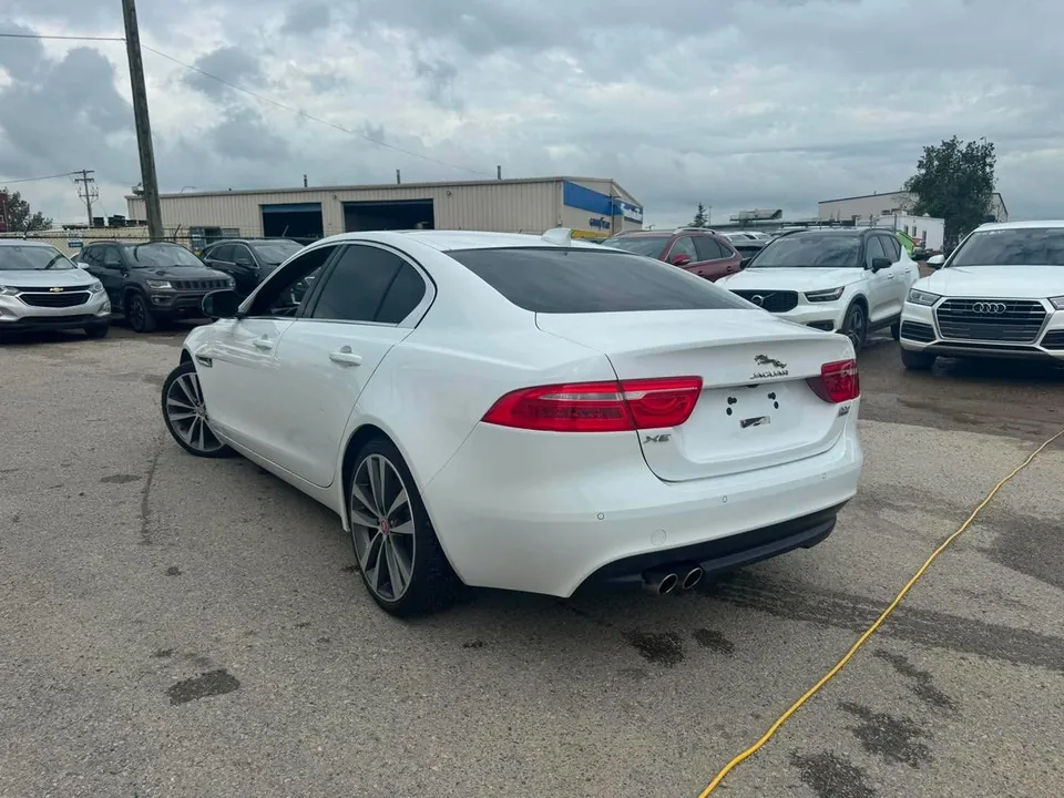 Jaguar Xe 2017 photo 5
