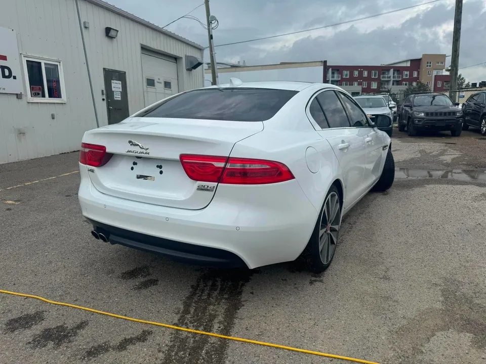 Jaguar Xe 2017 photo 3
