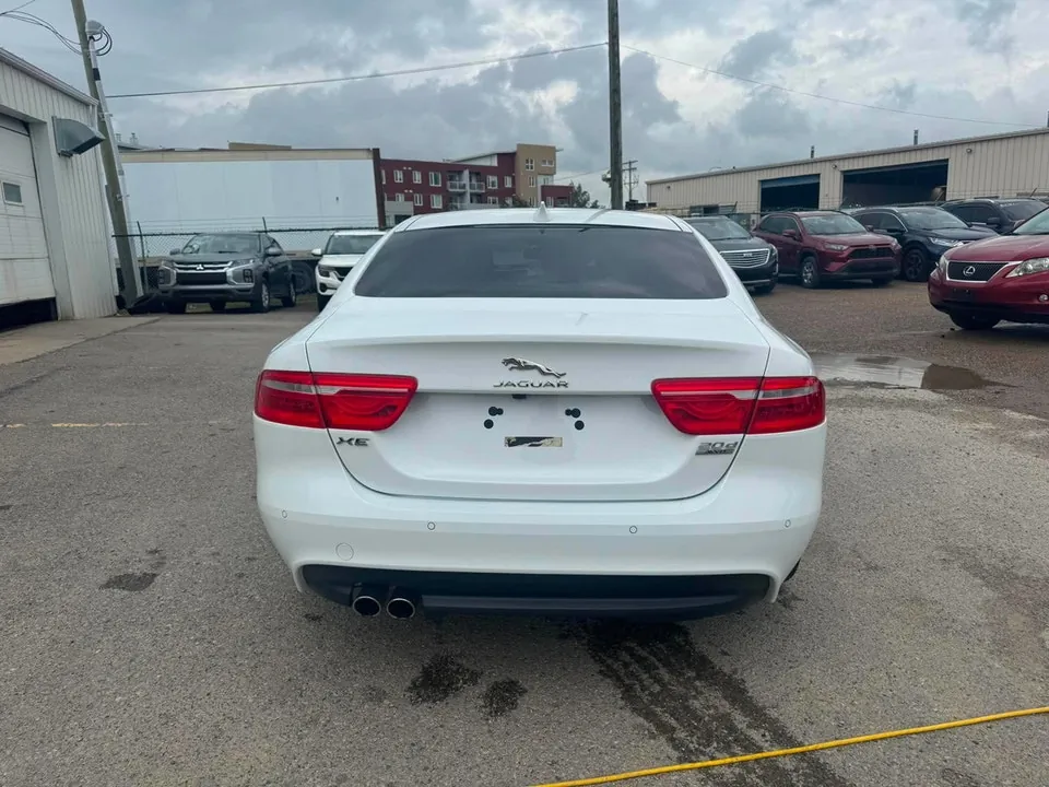 Jaguar Xe 2017 photo 4