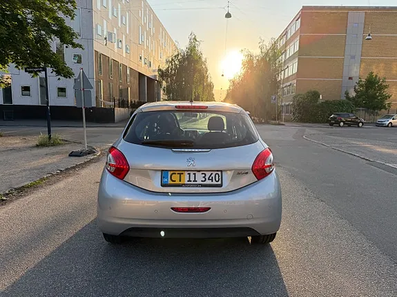Peugeot 208 2013 photo 3
