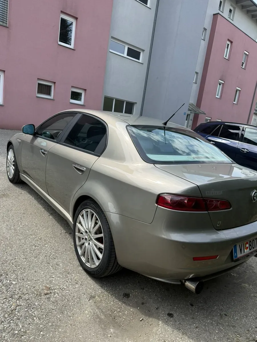 Alfa Romeo 159 2005 photo 3