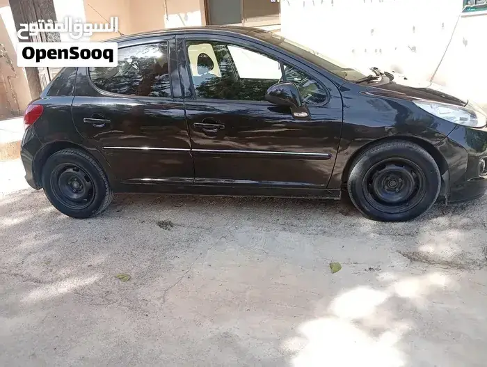 Peugeot 207 2012 photo 3