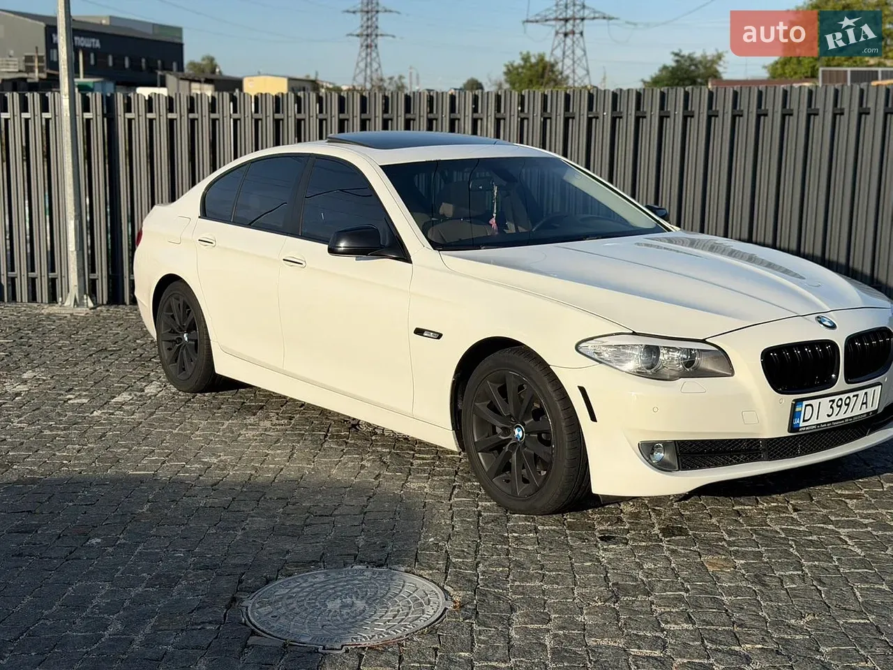 BMW 5 Series 2011 photo 2