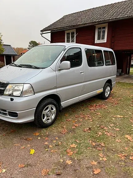 Toyota Hiace 2010 photo 2