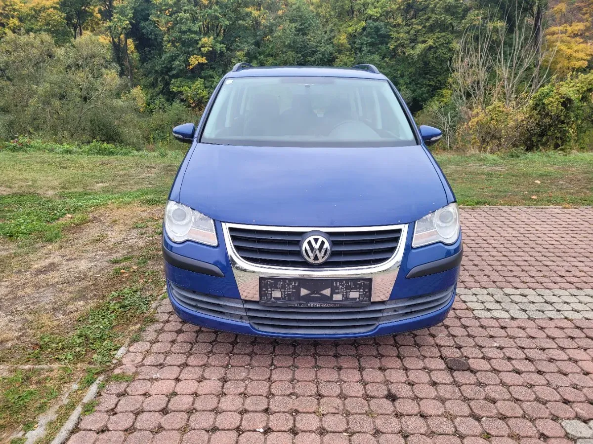 Volkswagen Touran 2010 photo 2