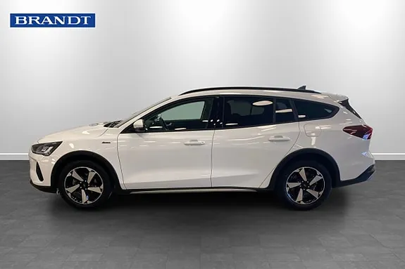 Ford Focus 2023 photo 2