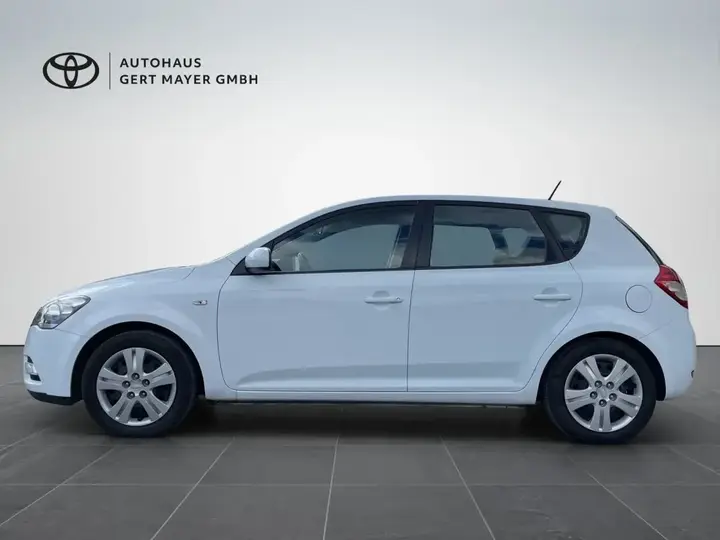 Kia Ceed 2010 photo 2
