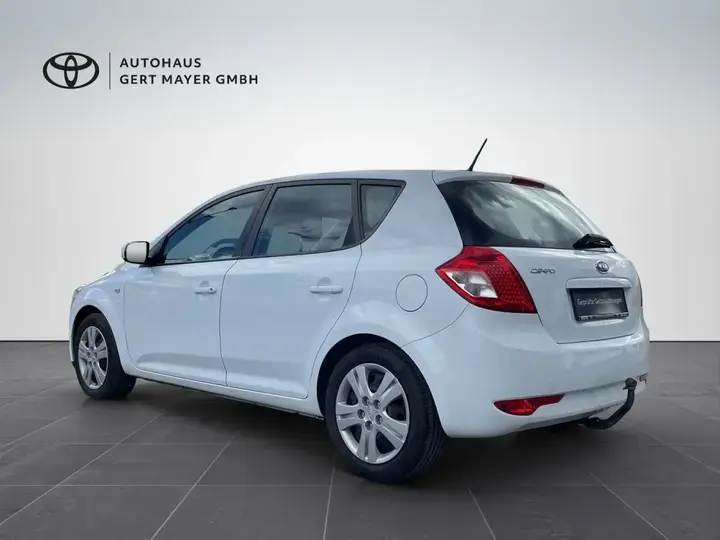Kia Ceed 2010 photo 3