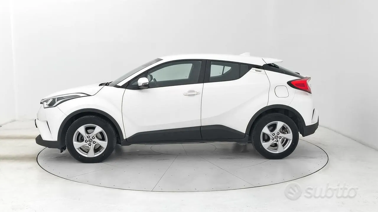 Toyota C-Hr 2019 photo 2