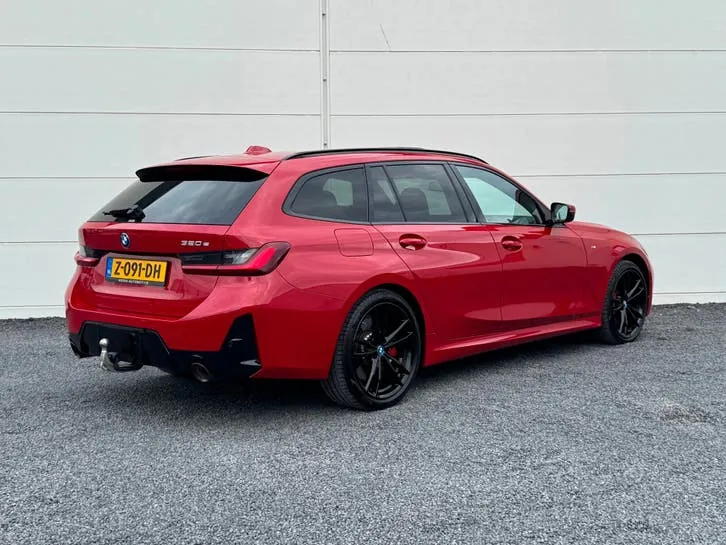 BMW 3 Series 2024 photo 2